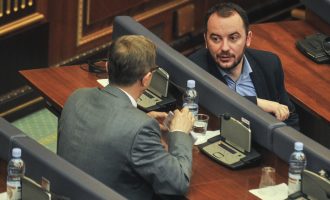 “Ju e keni bërë Thaçin president” – Molliqaj përfshihet në përplasjen e partive opozitare