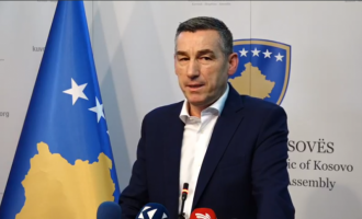 “Ata shpëtimtarët e kombit” – Veseli ironizon me Albin Kurtin dhe Avdullah Hotin