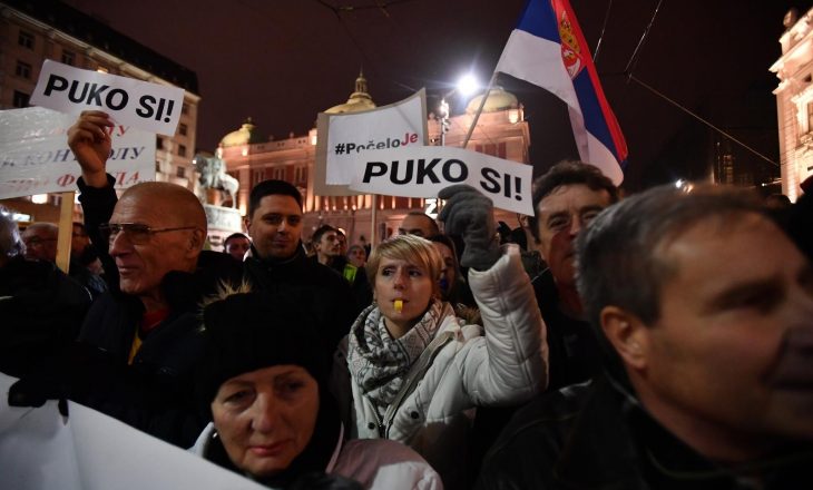 Protestuesit në Beograd kërkojnë që traktati me Kosovën të mos jetë sekret