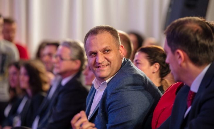 Zyrtari i PDK-së ironizon Shpend Ahmetin: Po e dridhë Serbinë