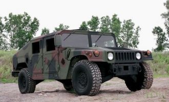 Pamje tjera nga automjetet ushtarake amerikane që arritën në Prishtinë