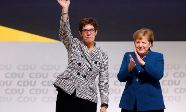 Annegret Kramp-Karrenbauer zëvendëson Merkelin
