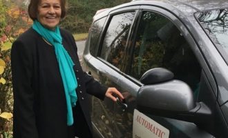 Gjyshja 82 vjeçare nga Britania merr lejen e vozitjes, tregon arsyet