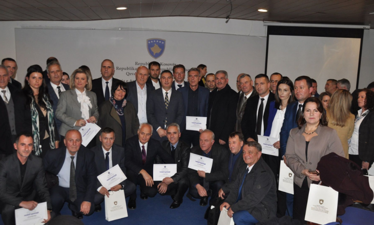 Ministri Bytyqi ndau mirënjohje për mësimdhënësit dhe drejtorët e dalluar për vitin 2018