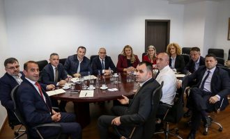 Deputeti i AAK-së kërkon largimin e Mogherinit dhe Hahnit nga dialogu