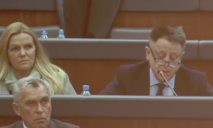 Deputeti i AAK-së: Nuk vi gjithmonë i dehur në parlament