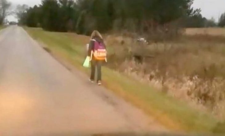Babai e dënon vajzën të ecë 8 km në këmbë për shkak të bulizmit
