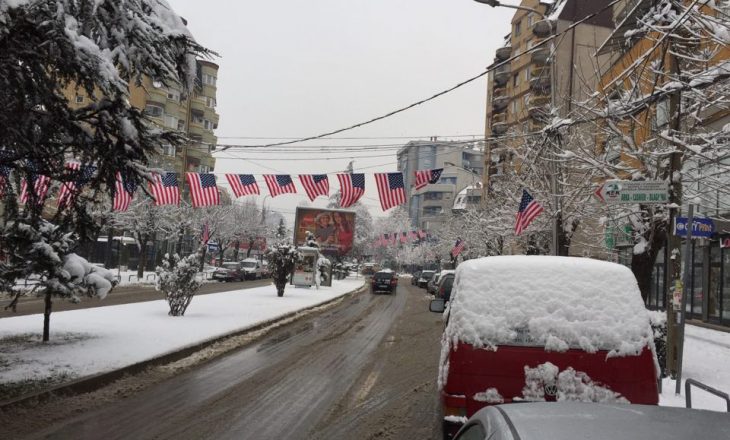 Flamuj amerikanë gjithandej në Mitrovicë