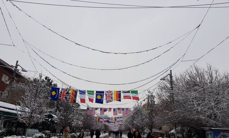 Prishtina stoliset me flamuj të ndryshëm, por mungon flamuri kombëtar