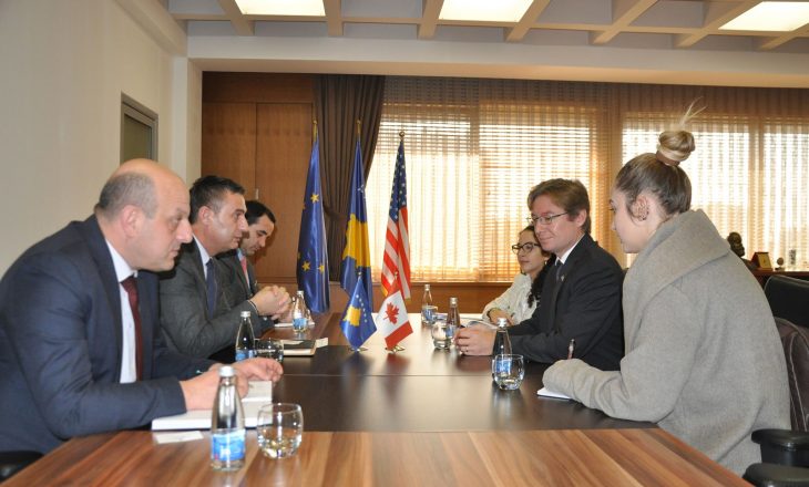 Ministri i Arsimit, Shyqiri Bytyqi priti ambasadorin kanadez, Daniel Maksymiuk