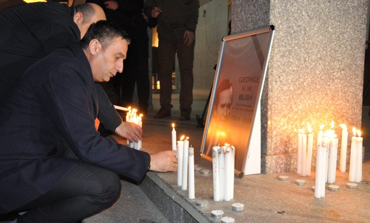 Ministri Bytyqi, mësimdhënës e studentë ndezën qirinj për nder të presidentit Bush