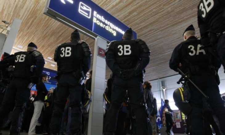 Dy persona me armë lodra shkaktojnë panik në aeroportin francez