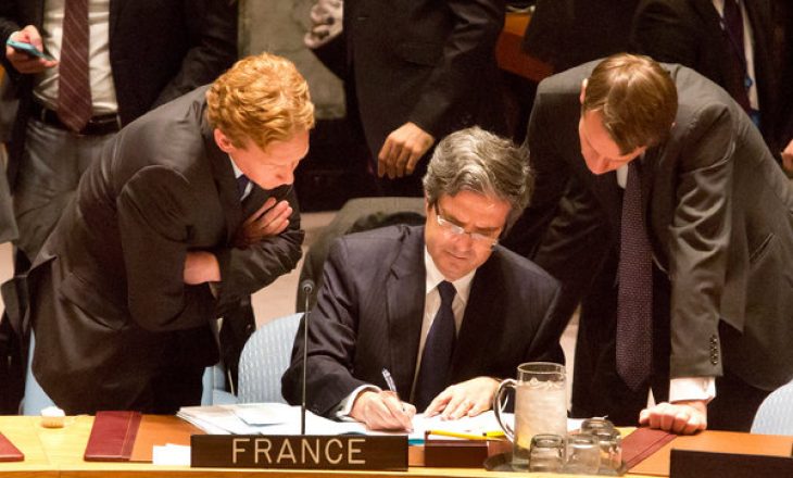 Ambasadori francez në OKB kundër Ushtrisë dhe taksës