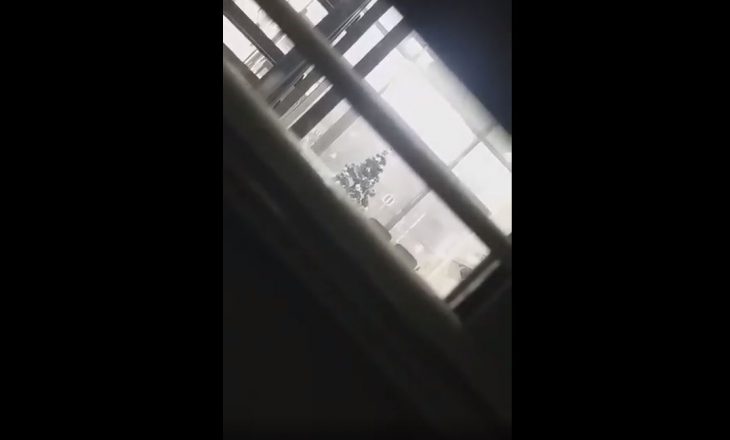 Momenti kur grabitësi merr peng dy qytetarë në bankë