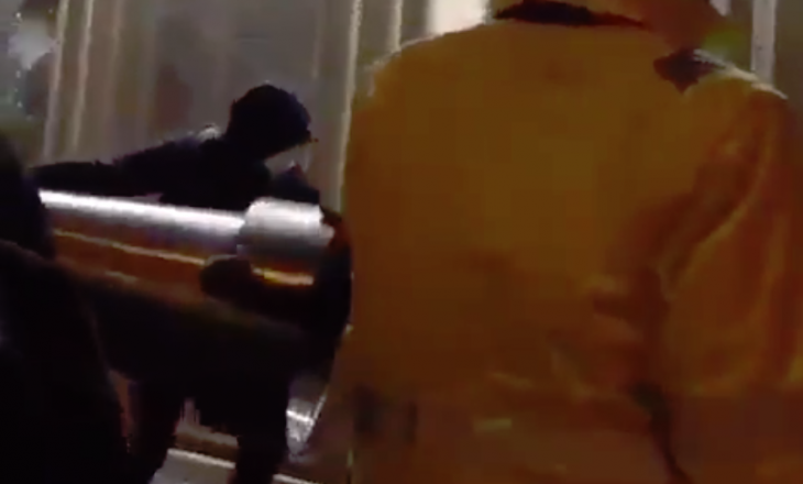 “No, haram, haram”, kështu emigranti tenton t’i ndal protestuesit që thyejnë dyqanet në Paris