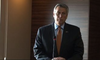 Ambasadori amerikan: Qeveria t’i ndëshkojë zyrtarët e korruptuar