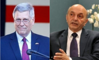 Ambasadori amerikan i shkon në shtëpi Isa Mustafës