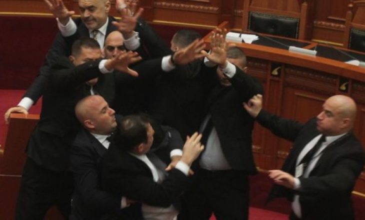 Tensione në Kuvendin e Shqipërisë, Edi Rama sulmohet me vezë