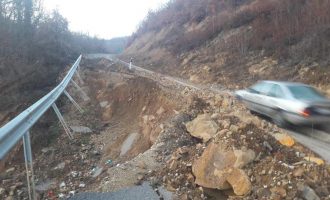 Rrëshqitje dheu në Zubin Potok