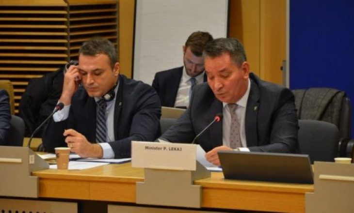 Pal Lekaj ankohet në Bruksel se Serbia po i detyron qytetarët e Kosovës t’i ndërrojnë targat