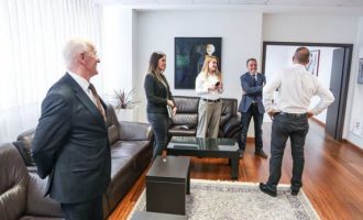 Këshilltari i Haradinajt i përgjigjet Mogherinit: Taksa hiqet kur Serbia ta njeh Kosovën