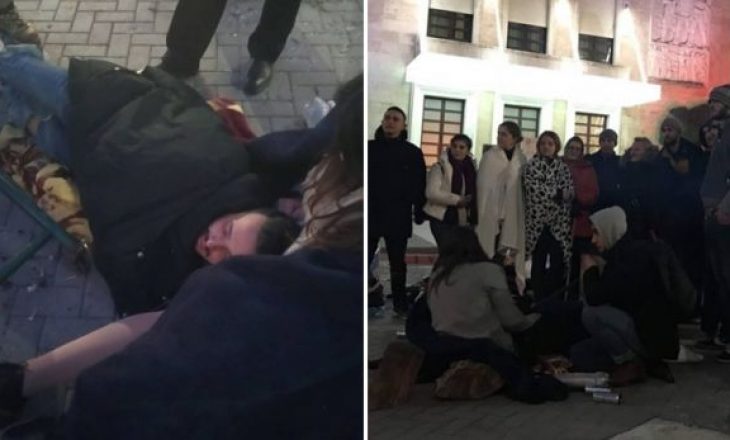 Keqësohet gjendja e studentit – protesta vazhdon edhe gjatë natës dhe në të ftoftë