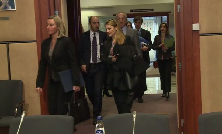 Fytyra e ngrysur e Mogherinit dhe Pacolli që i “prin” delegacionit kosovar – pamje nga takimi i sotëm në Bruksel