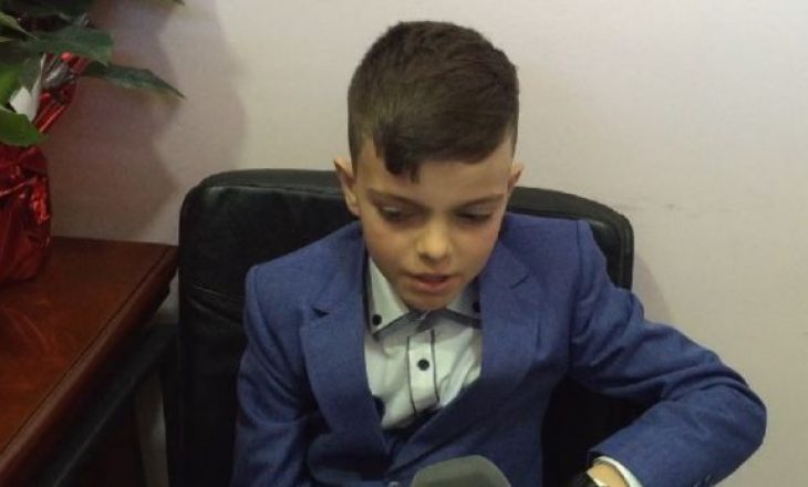 I jepnin para çdo ditë për ushqim – do të befasoheni çfarë ka bërë 10 vjeçari shqiptar me paratë