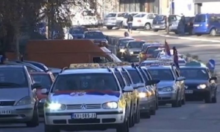 Me sirena të veturave, protestojnë edhe taksistët serbë në Veri