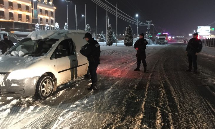 Policia kontrollon secilin automjet në hyrje-daljet e Mitrovicës