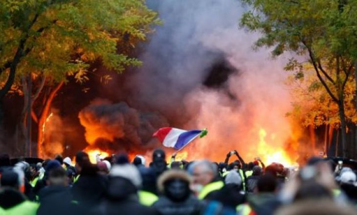 Tjetër viktimë nga protestat në Francë, Macron heziton të shpallë gjendje emergjente