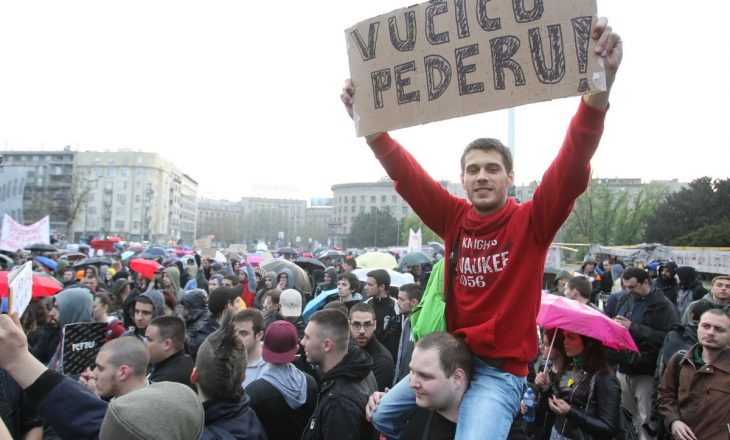 Protesta të mëdha në Beograd: kërkohet nga opozita të dalë nga parlamenti