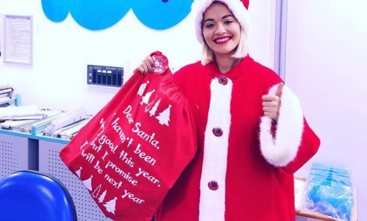 Rita Ora vishet si babadimër – shpërndan dhurata fëmijëve të sëmurë në spital