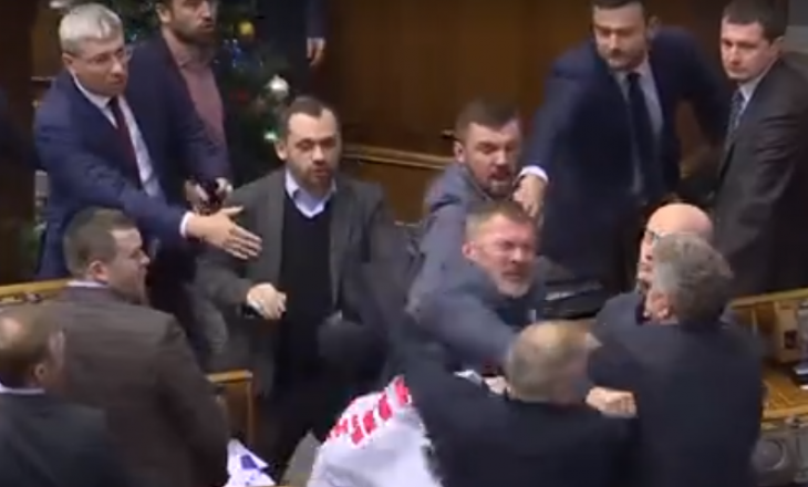 Rrahje masive mes deputetëve në Parlamentin e Ukrainës