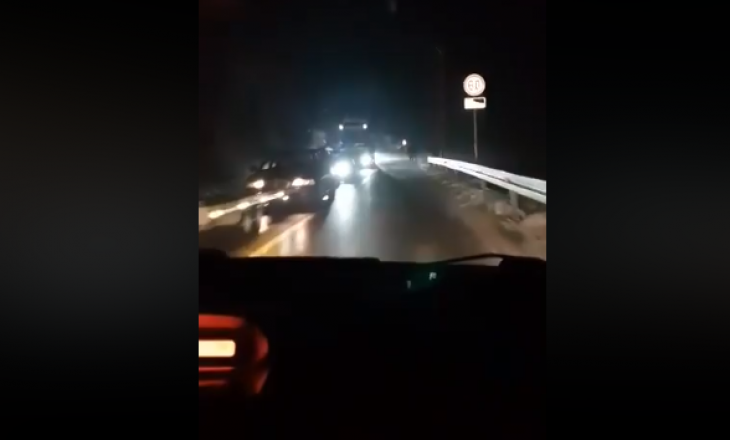 Pamje nga kolona e gjatë e veturave në pritje për të hyrë në Kosovë