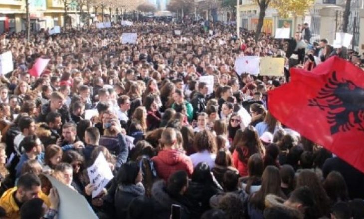 Studentët që po protestojnë në Tiranë kërcënohen me mesazhe