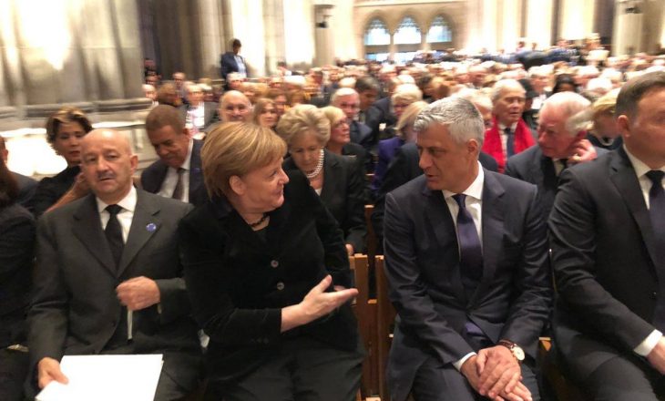 Diskutimi i Thaçit me Merkelin në ceremoninë mortore të Bushit