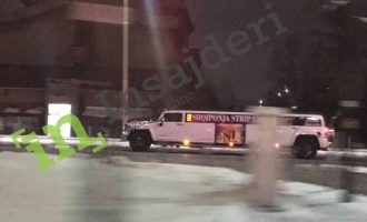 Reklama striptizi nëpër rrugët e Prishtinës