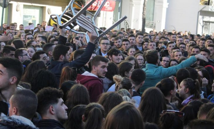 Vargjet e këngës së Florit bëhen parullë e protestës së studentëve
