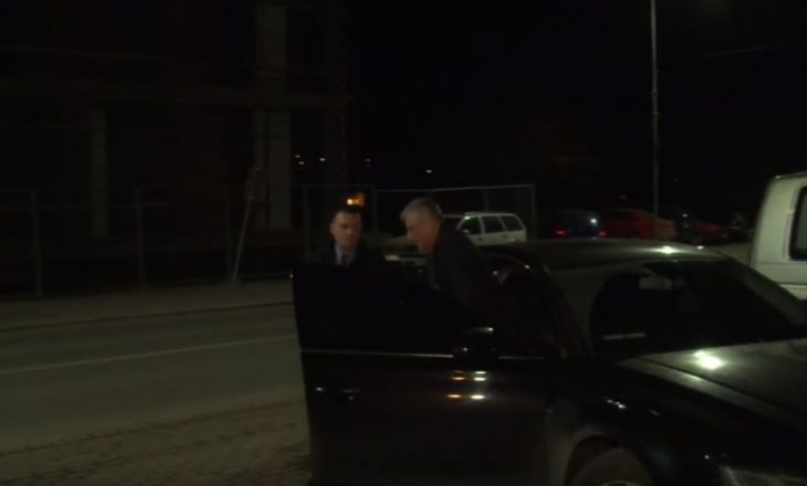 Një orë para Vitit të Ri, Thaçi mbërrin në stacionin e Policisë në Skenderaj