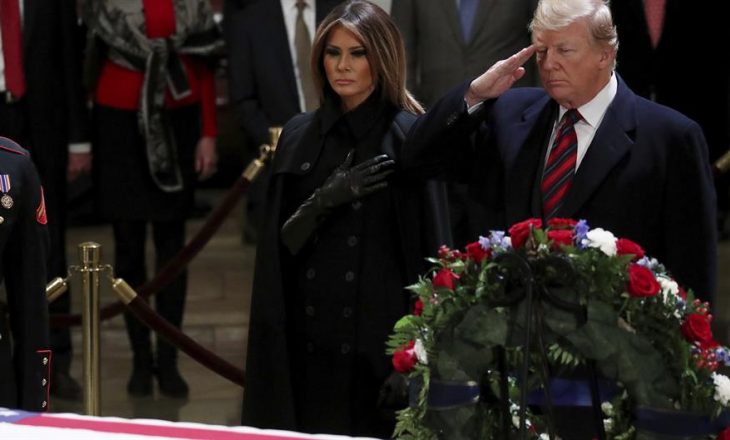 Trump i jep lamtumirën e fundit George Bushit të vjetër