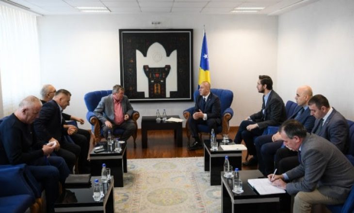 Haradinaj iu premton ngritje të pagave punëtorëve shëndetësor