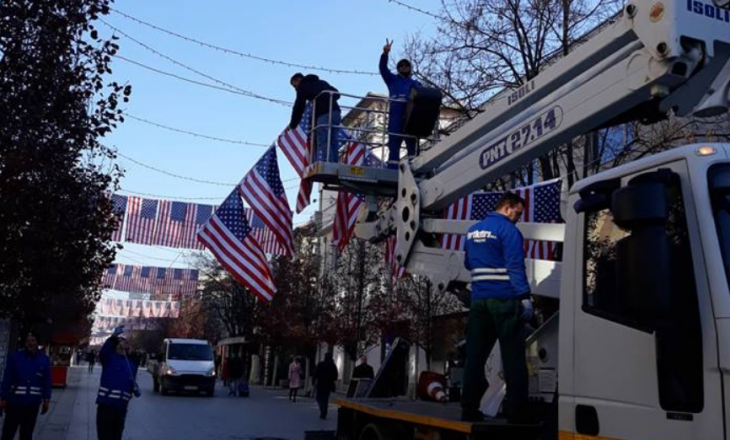 Sheshet e Prishtinës mbulohen me flamuj të ShBA-ve