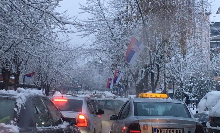 Veriu mbushet me flamuj të Serbisë, qytetarët nën kërcënim të grupeve kriminale