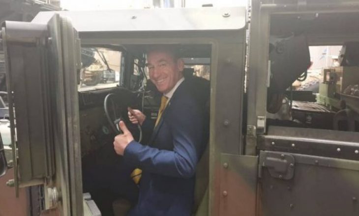 Kadri Veseli fotografohet me autoblinda gjatë vizitës në Amerikë