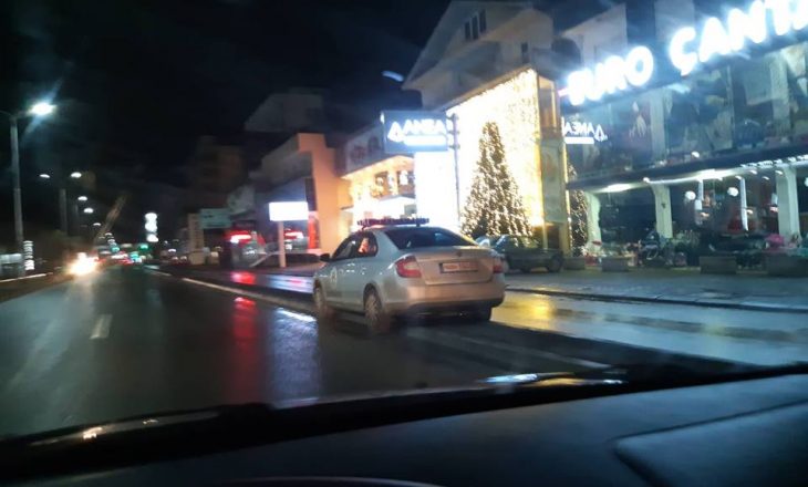 Policia humb kontrollin dhe përfundon mbi ndarësen e korsive [Video]