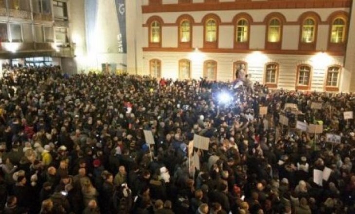 Protesta nÃ« Serbi: Mbi 40 mijÃ« njerÃ«z kÃ«rkojnÃ« rrÃ«zimin e VuÃ§iqit