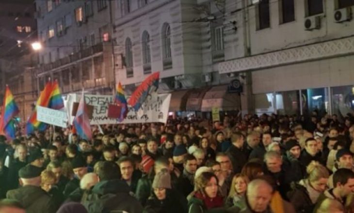 Vuçiqin përsëri e dridhini protestat, mijëra protestues në rrugët e Beogradit
