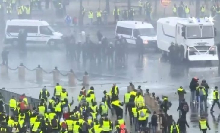 Vazhdojnë protestat në Francë, “jelekverdhët” përplasen sërish me policinë