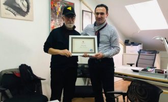 Regjisori Isa Qosja dekorohet me mirënjohje nga Universiteti “Haxhi Zeka”
